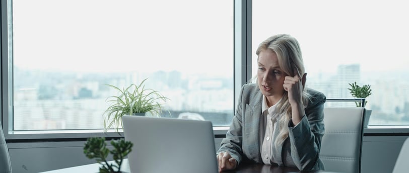 una mujer hablando en una videoconferencia
