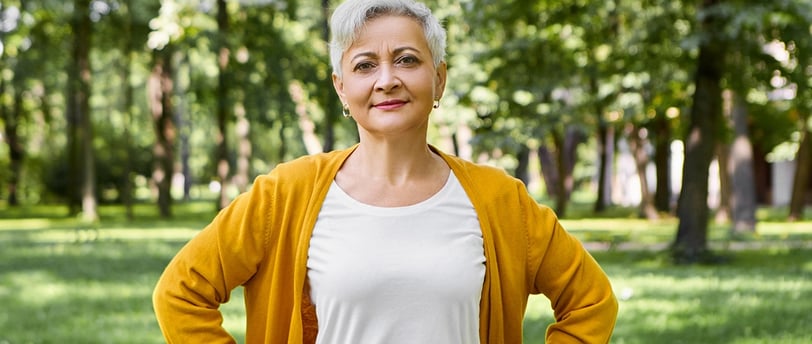 Persona adulta en la naturaleza