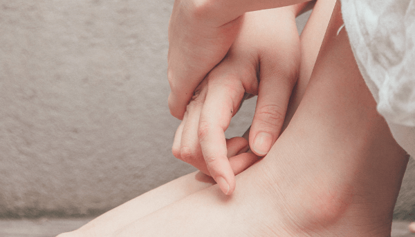 hands and toes of girl