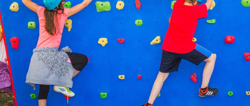 niños practicando escalada