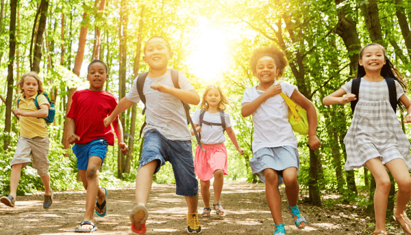 niños corriendo en un camino de tierra