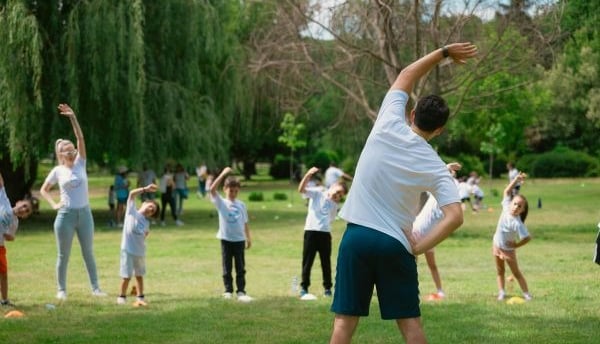 niños haciendo gimnasia con un monitor