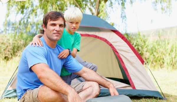 Padre e hijo de campamento