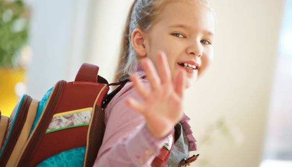 Niña diciendo adios con la mano