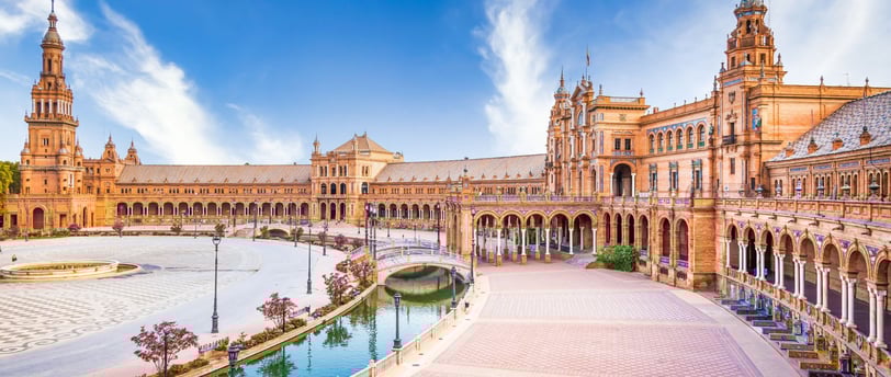 Vista da Plaza de España em Sevilha, com sua imponente arquitetura e canais.