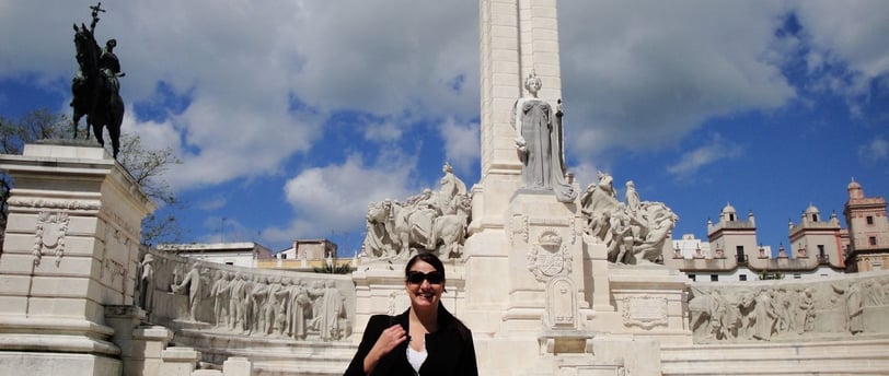 Foto da autora em frente ao monumento em Cádiz.