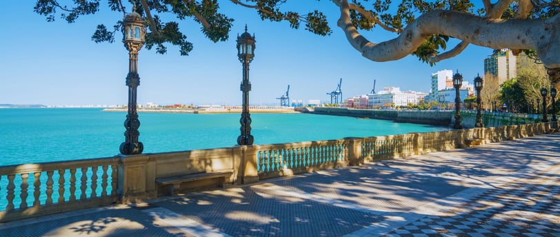 Caminhando pela orla de Cádiz ao sair do porto.