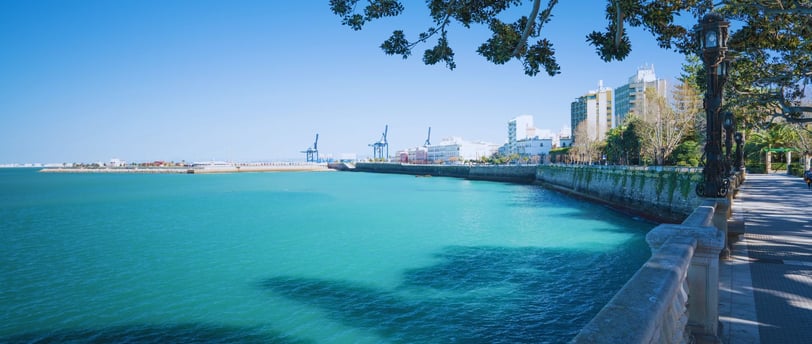 Vista do mar de Cádiz a partir da orla.