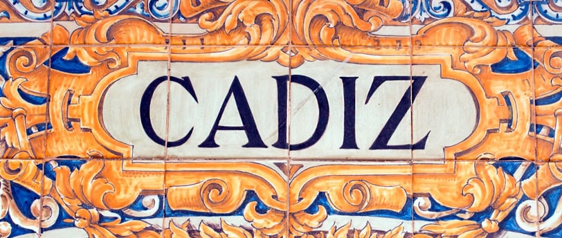 Azulejo colonial com o nome Cádiz em destaque.