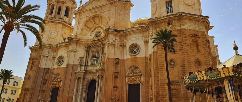 Vista da Catedral de Cádiz a partir do centro histórico.