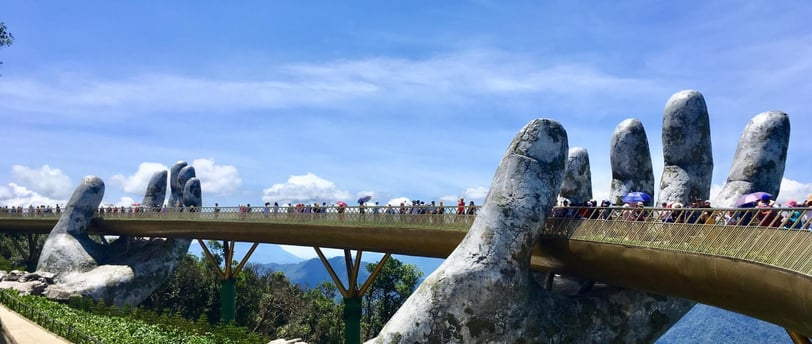 foto da As mãos gigantes que sustentam a Ponte Dourada, no Vietnã,