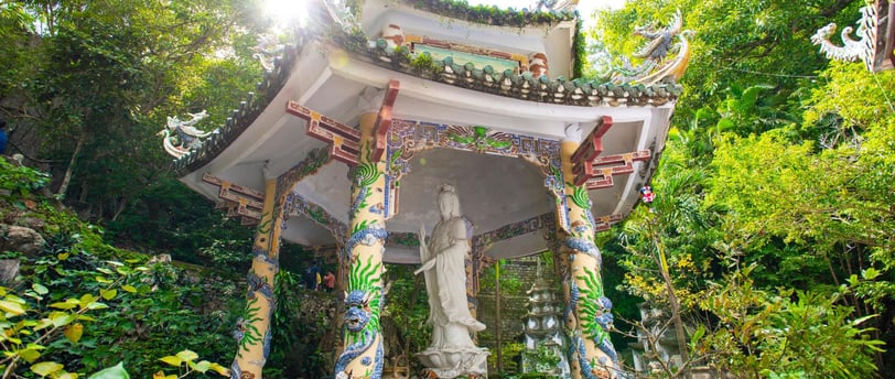 linda foto de gazebo no jardim em danang no vietnã