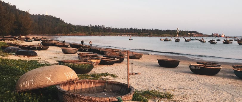 foto dos barcos na praia em chan may vietna proximo ao porto