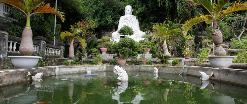 foto do buda no jardim em danang vietnã