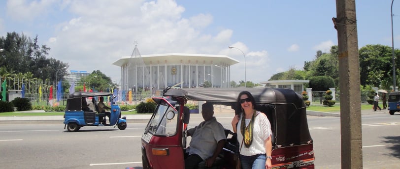 Autora de tuk tuk em Colombo, Sri Lanka.