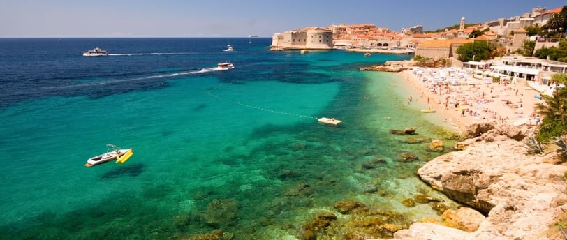 Vista da praia Banje em Dubrovnik.