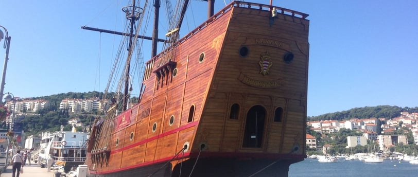 Barco de madeira histórico em Dubrovnik.