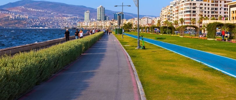 Kordon, o calçadão à beira-mar de Izmir, com pessoas caminhando e o Mar Egeu ao fundo.