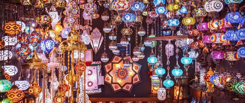 Foto do bazar Kemeraltı, com as luzes típicas turcas e lamparinas coloridas iluminando as lojas.