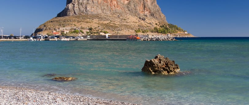 Vista da praia de Gefyra em Monemvasia.