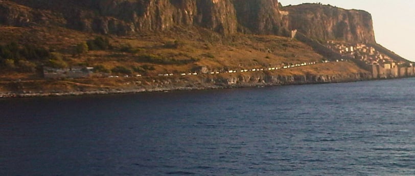 Vista de Monemvasia chegando de navio.