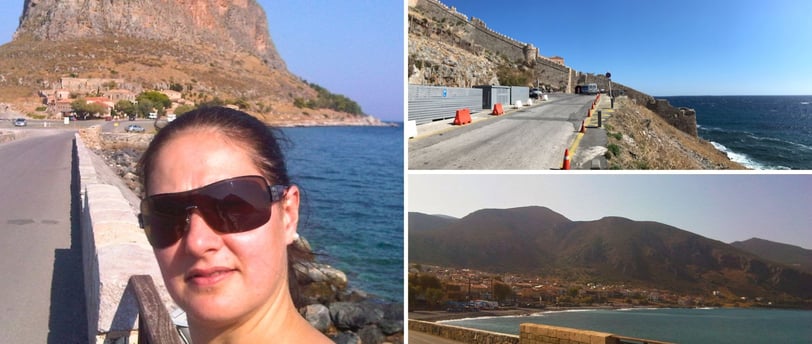 Foto da autora na entrada da cidade de Monemvasia.