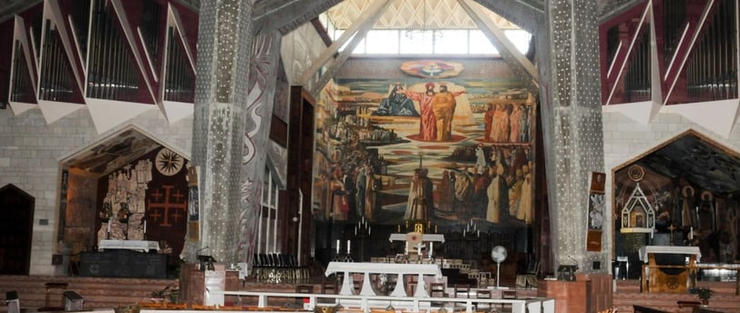 Vista interna da Basílica da Anunciação em Nazaré, destacando o ambiente de cruzeiro religioso.