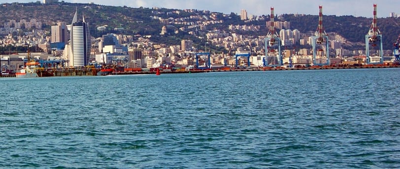 Vista de Haifa a partir do mar, início da viagem rumo a Nazaré.