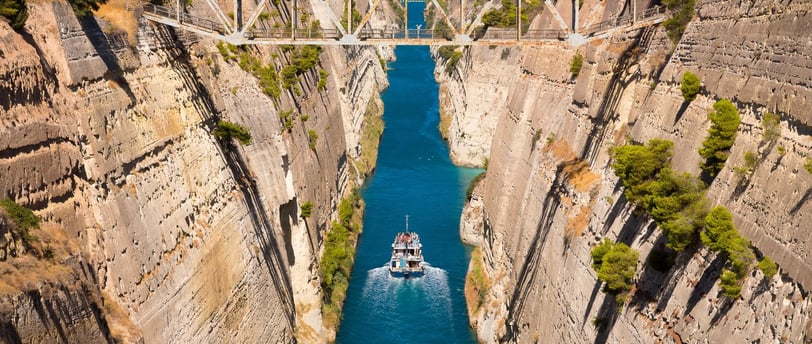 Vista do barco atravessando o Canal de Corinto na Grécia.