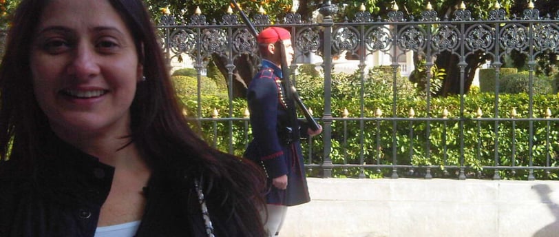 Foto da autora em frente a guarda real em Atenas.