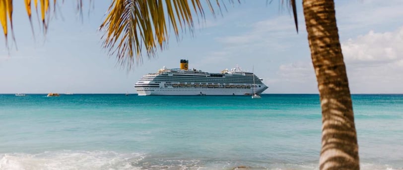 Vista do navio da Costa, acnorado em Aruba.