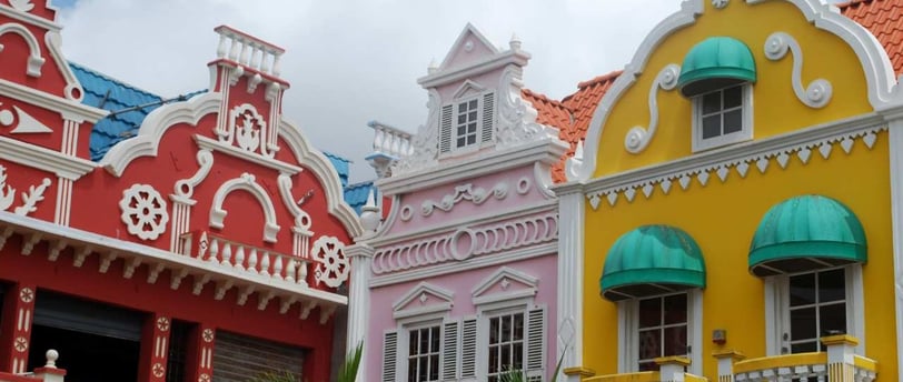 Arquitetura colorida no centro de Oranjestad, Aruba 