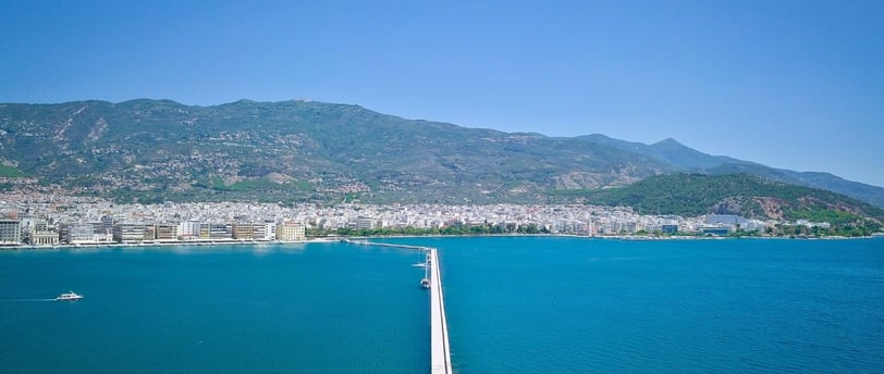 Vista da cidade de Vólos a partir do mar azul, na chegada de navio.