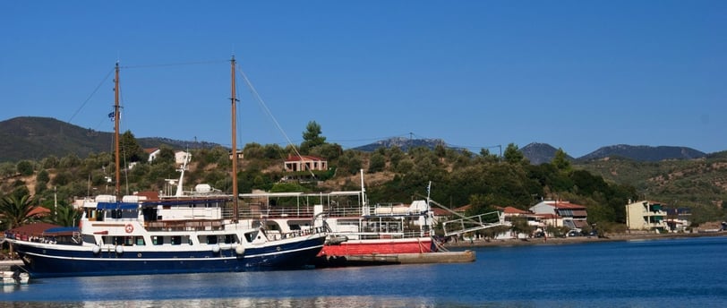 Vista dos barcos ancorados na orla de Vólos, a caminho da cidade.