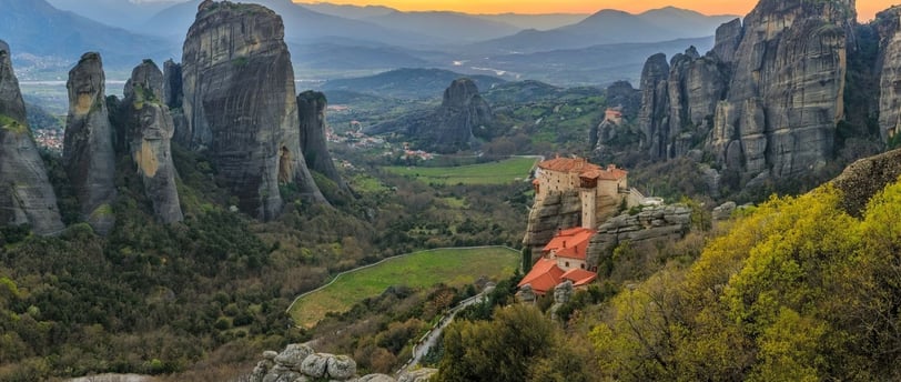 Vista magnífica dos monastérios de Meteora, na Grécia, durante tour saindo de Vólos.