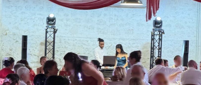 photo dj novation event en pleine action mariage éclairage sono