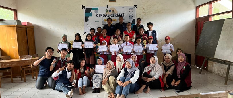 Foto bersama peserta lomba dengan para panitia acara