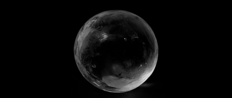 Esfera de gelo premium cristalino da Gordo Premium Ice, ideal para coquetéis sofisticados, com derre