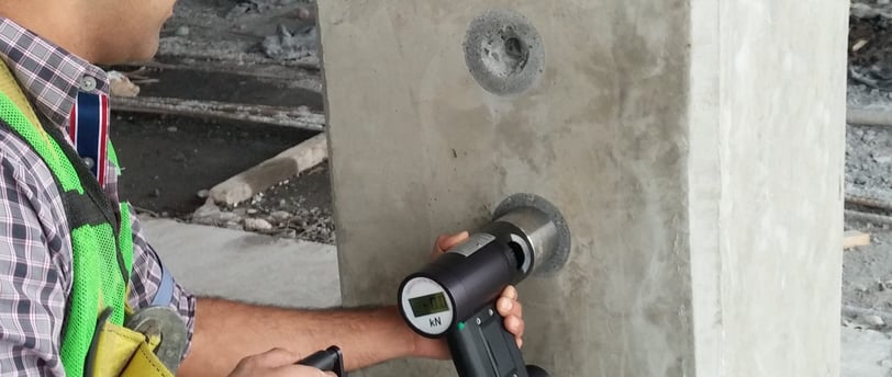 Ensayo no destructivo de resistencia en columna de concreto para evaluación estructural.