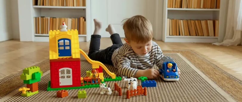 enfant qui joue avec un jeu de construction