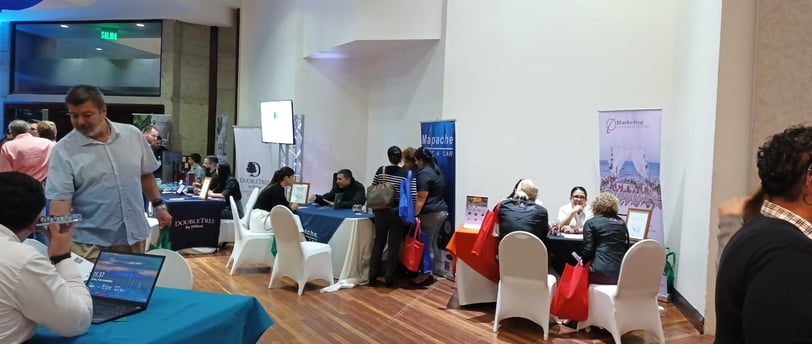 Un grupo de personas participando del evento turístico en el Hotel Radisson