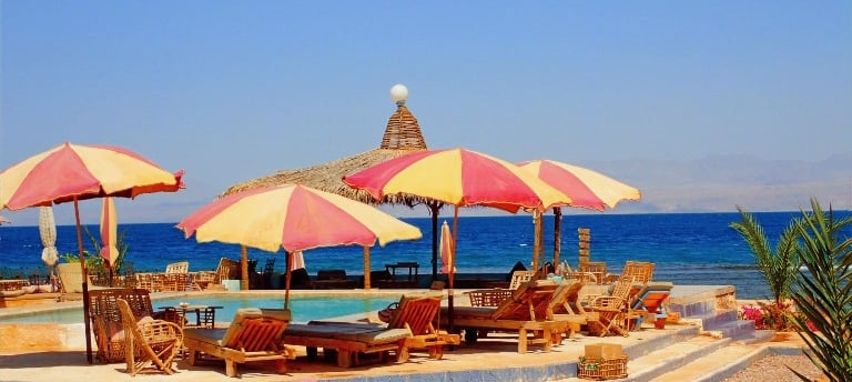 Piscina de praia com vista para o mar na estrela beduína