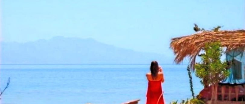 Mulher solteira na praia de estrela beduína no Egito