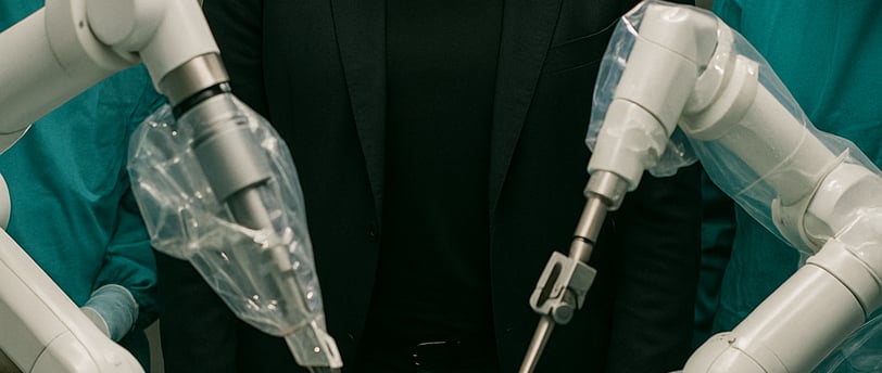 Un robot quirúrgico operando con precisión, con una silueta humana observando en segundo plano.