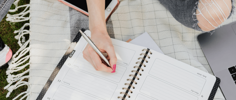 personne qui prépare un concours en prenant des notes