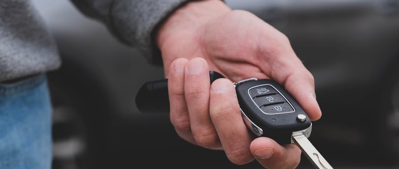 Homem segurando chave de carro, assistência para chaves canivete e outras chaves de veiculos