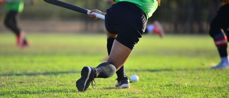 Maahockey naispelaaja