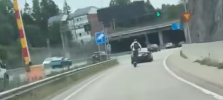 Henkilö ajaa skuutilla satasta kehä ykkösellä.