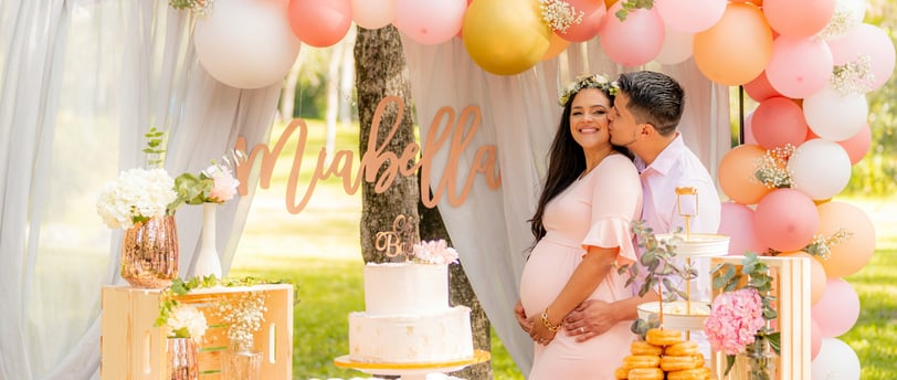 photo de baby shower la femme pose avec son conjoint