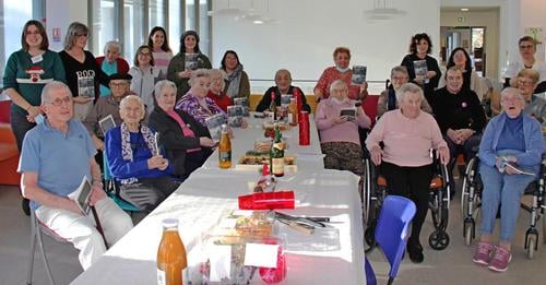 Les seniors autour d'un goüter lors de la remise de leur livre "Raconte moi avant"